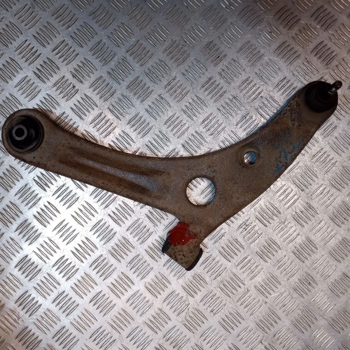 Рычаг передний левый Mitsubishi Colt