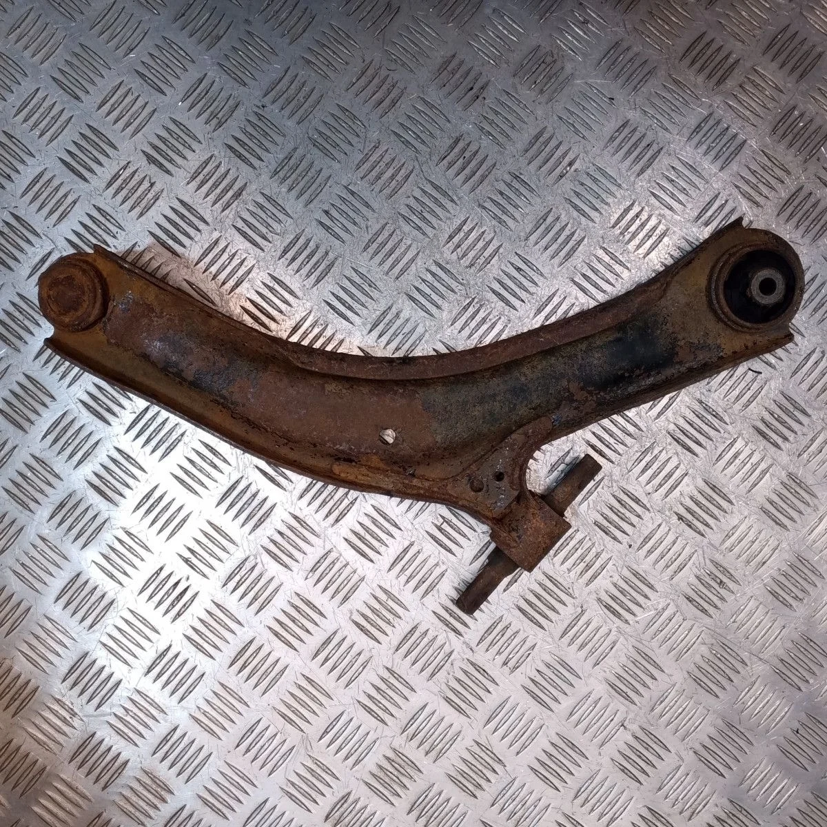 Рычаг передний левый Nissan X-Trail