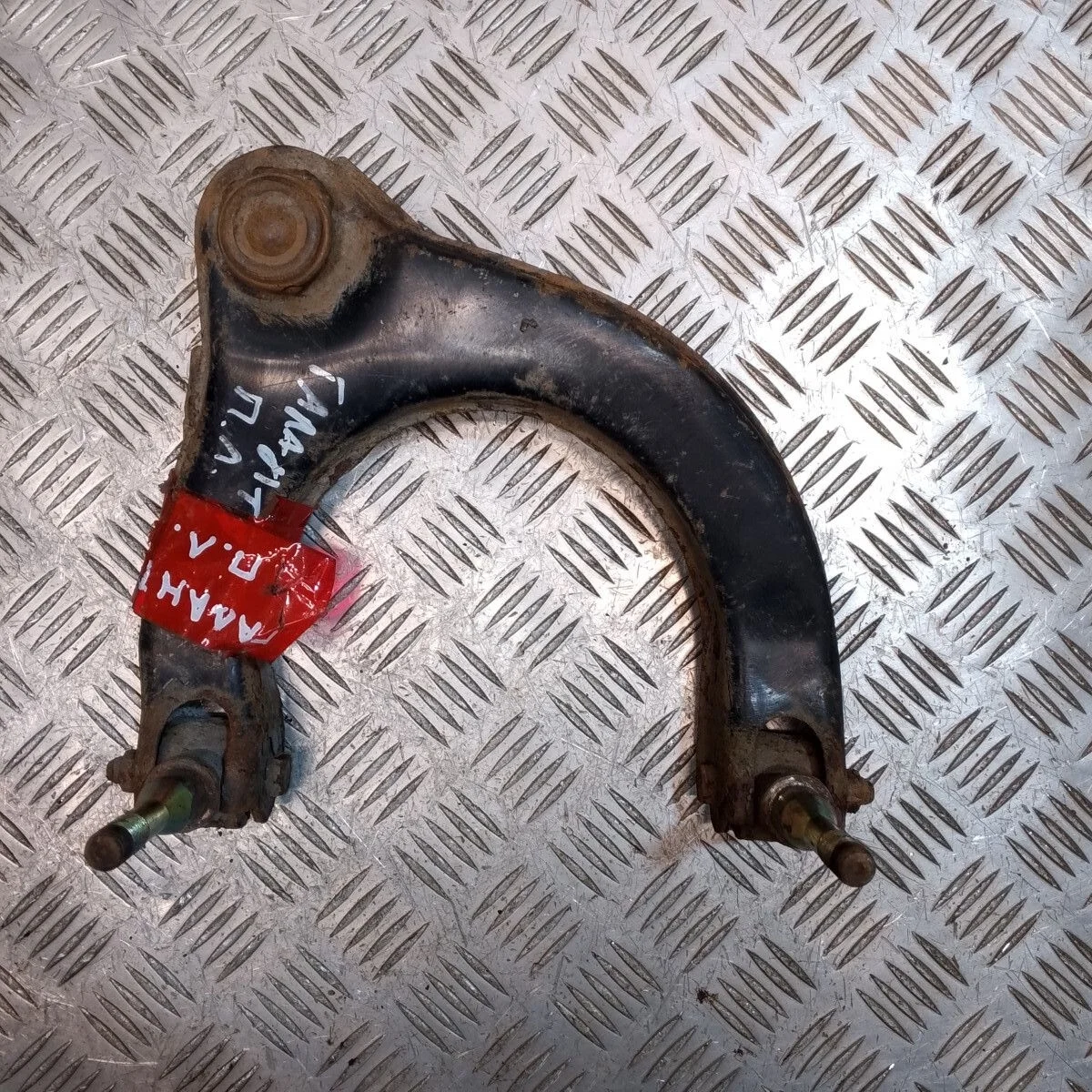 Рычаг передний левый Mitsubishi Galant 8