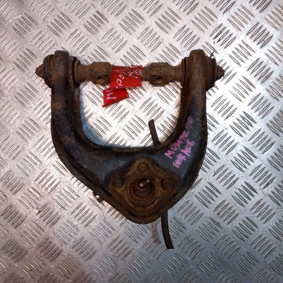 Рычаг передний левый Mitsubishi Montero III