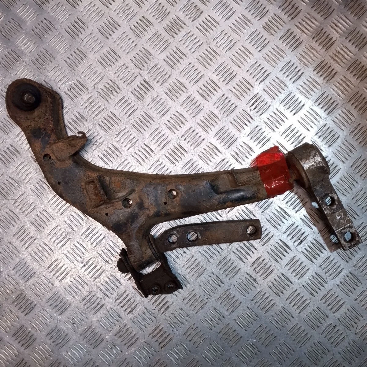 Рычаг передний правый Nissan Primera P12