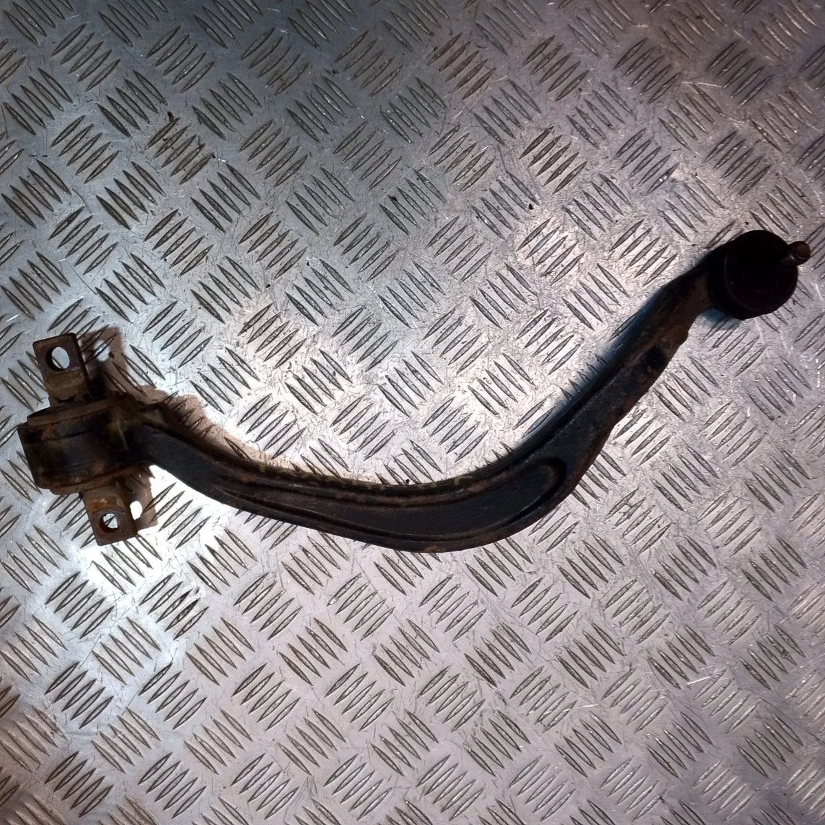 Рычаг передний левый Mitsubishi Galant