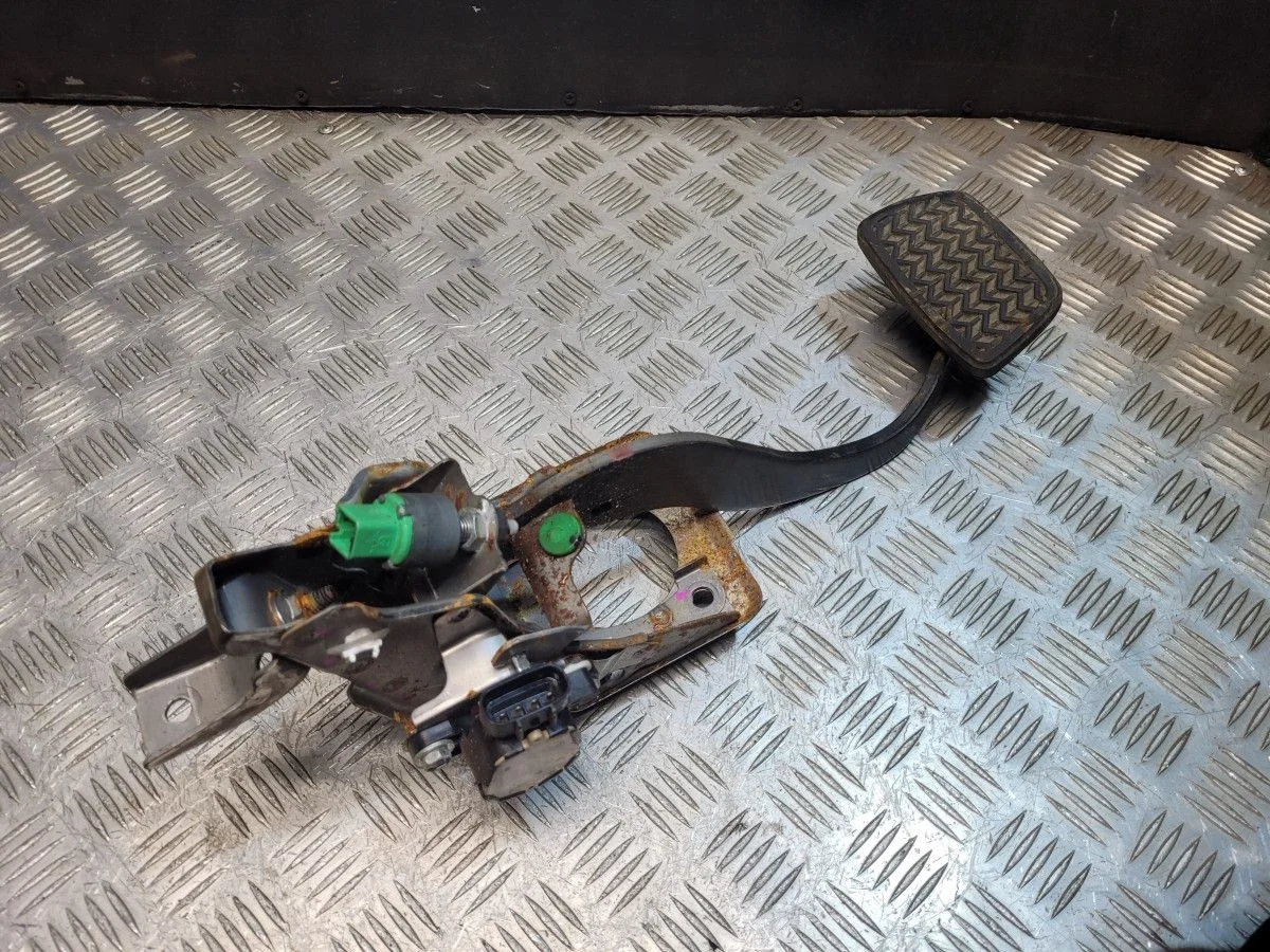 Педаль тормоза на Lexus LS460