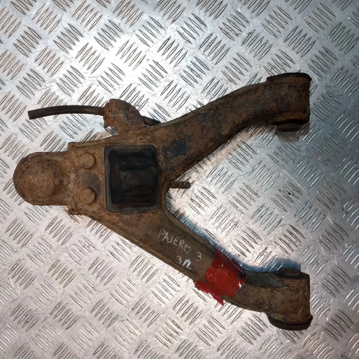 Рычаг задний правый Mitsubishi Pajero 3
