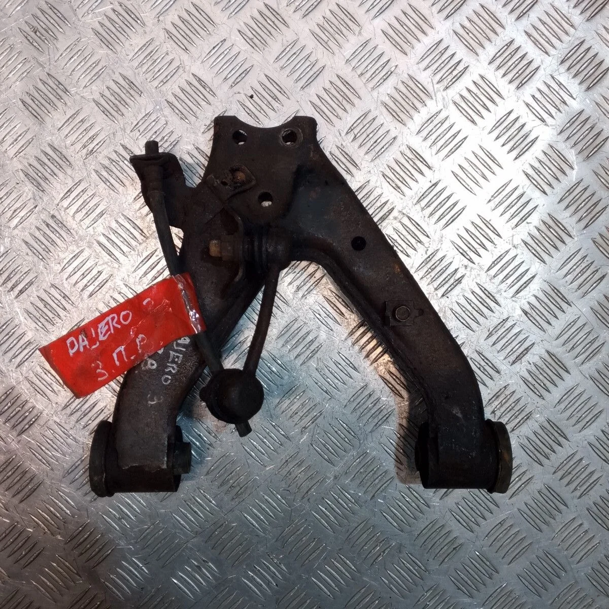 Рычаг задний верхний правый Mitsubishi Pajero 3