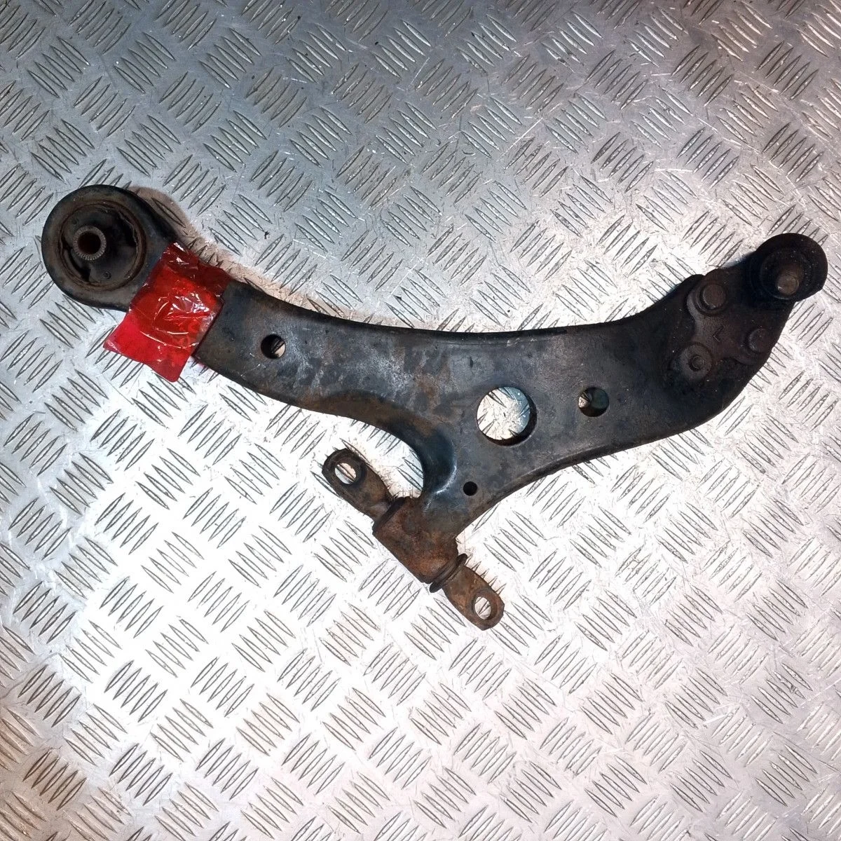 Рычаг передний левый Toyota Highlander I