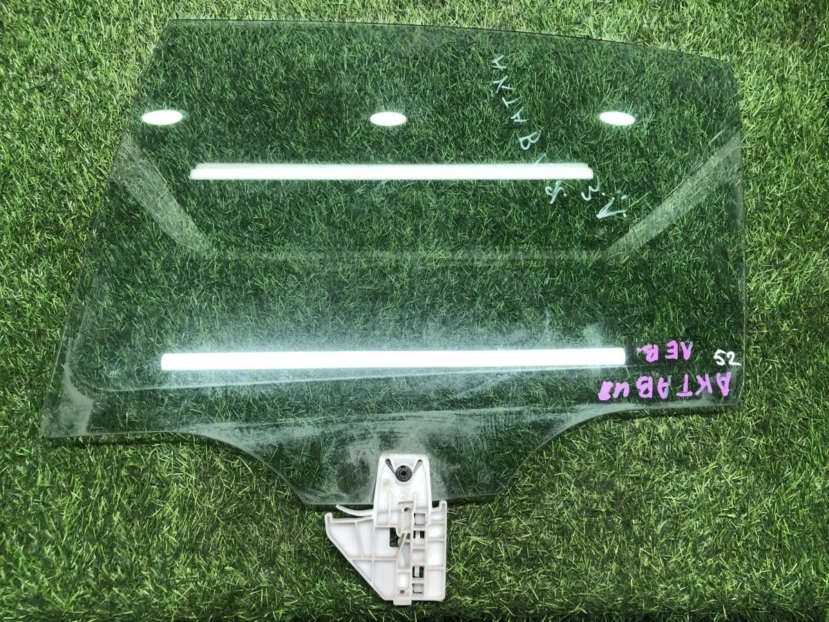 Стекло задней левой двери Skoda Octavia A5