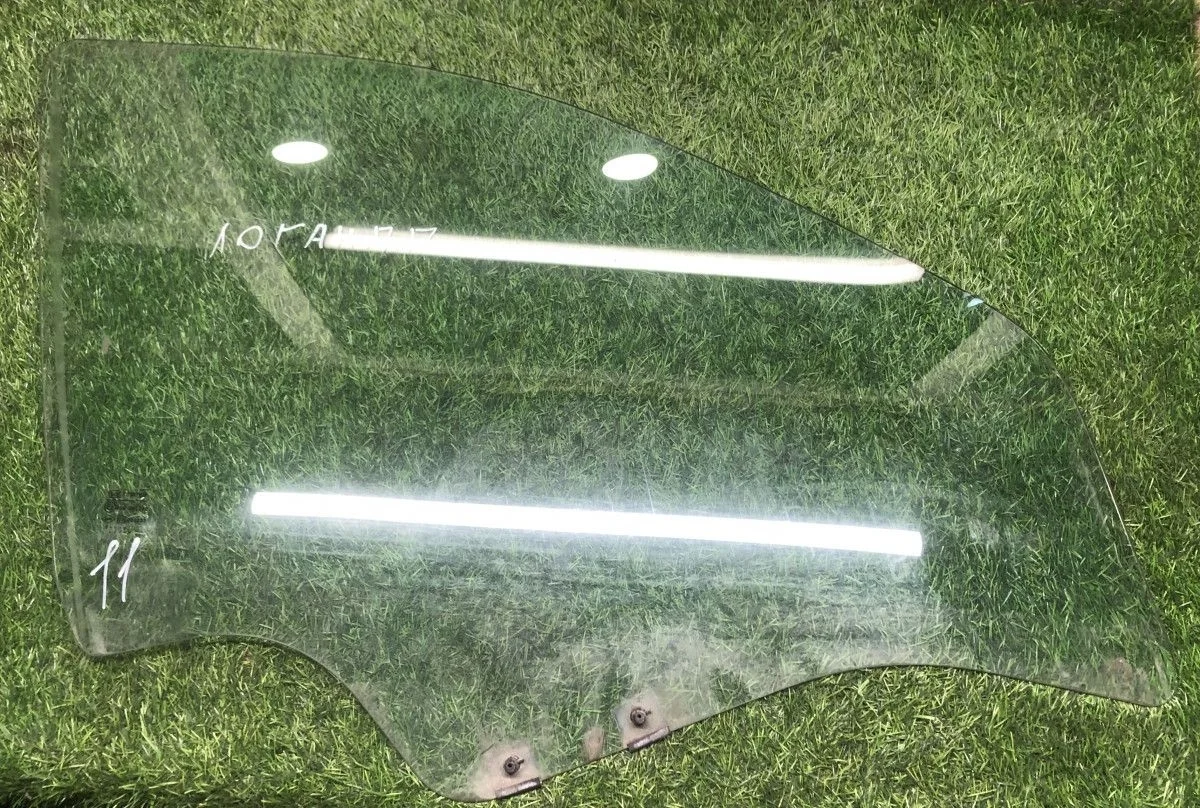 Стекло передней правой двери Renault Logan   