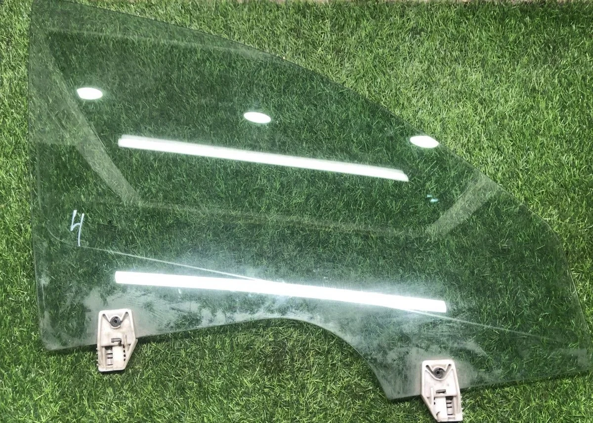 Стекло передней правой двери Skoda Octavia   