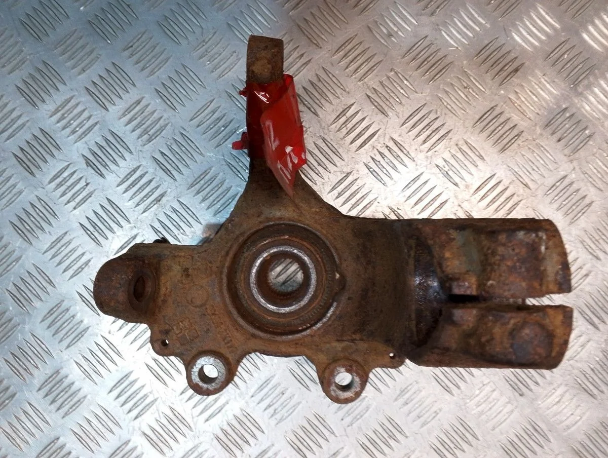 Поворотный кулак передний левый Ford Focus II