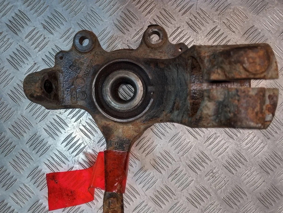 Поворотный кулак передний правый Ford Focus II