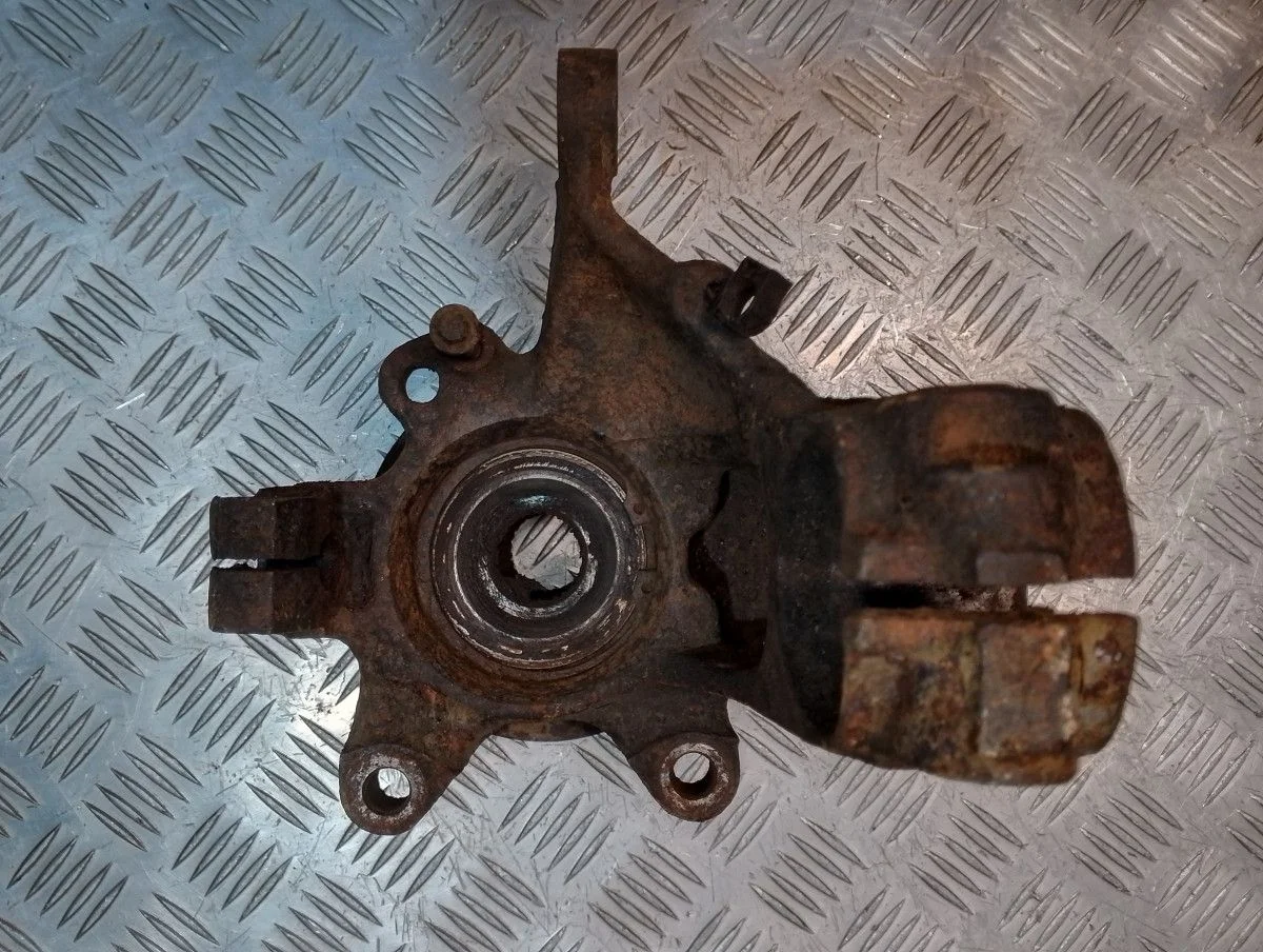 Поворотный кулак передний левый Ford Mondeo II