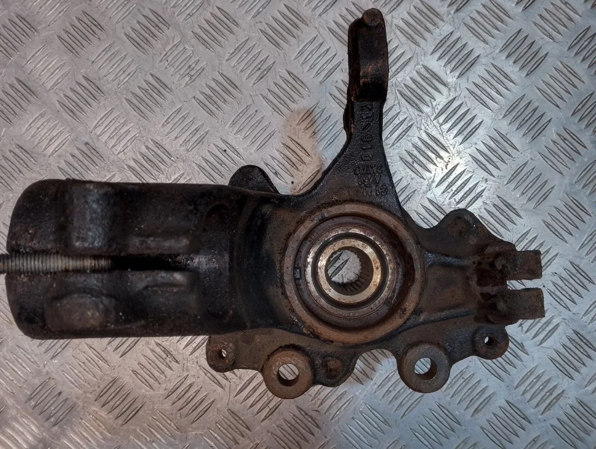 Поворотный кулак передний правый Ford Focus 3