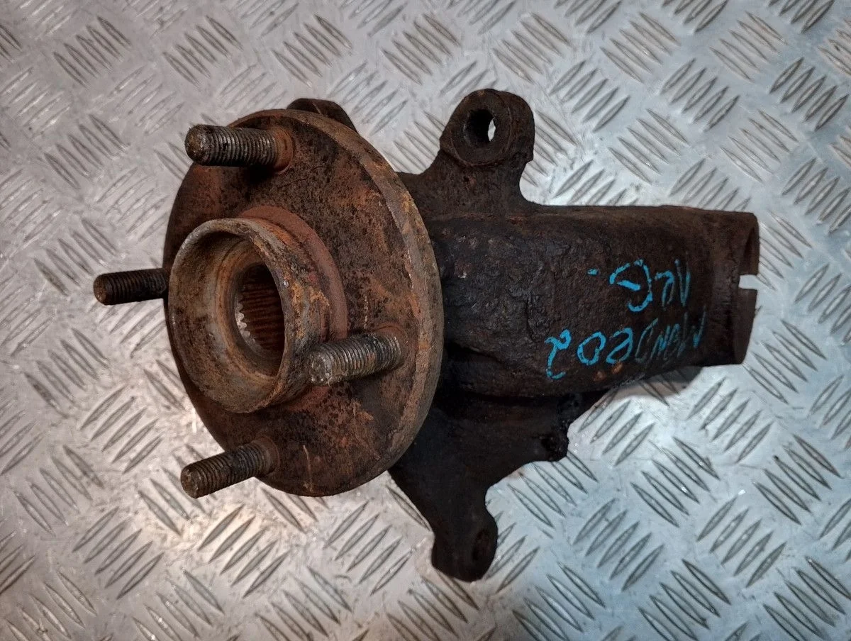 Поворотный кулак передний левый Ford Mondeo II