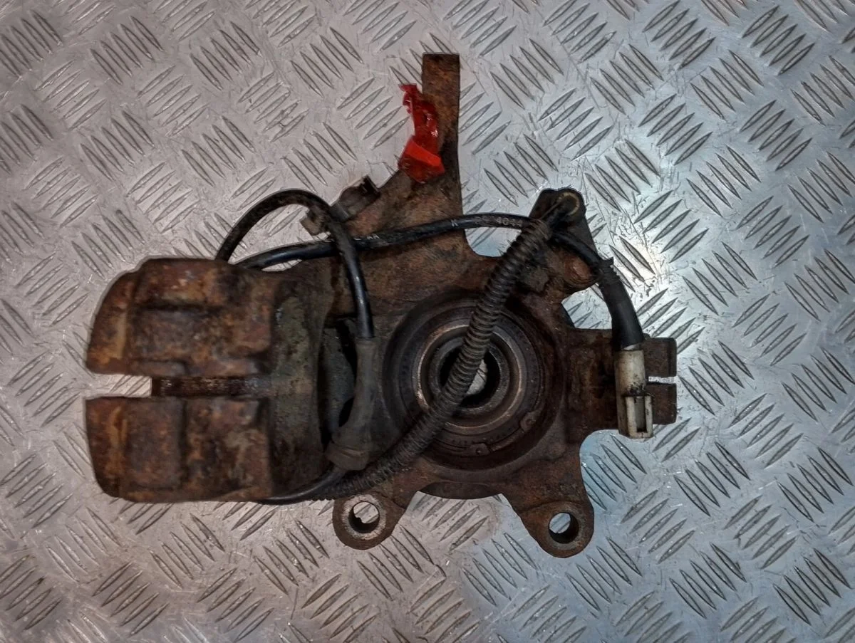 Поворотный кулак передний правый Ford Mondeo II