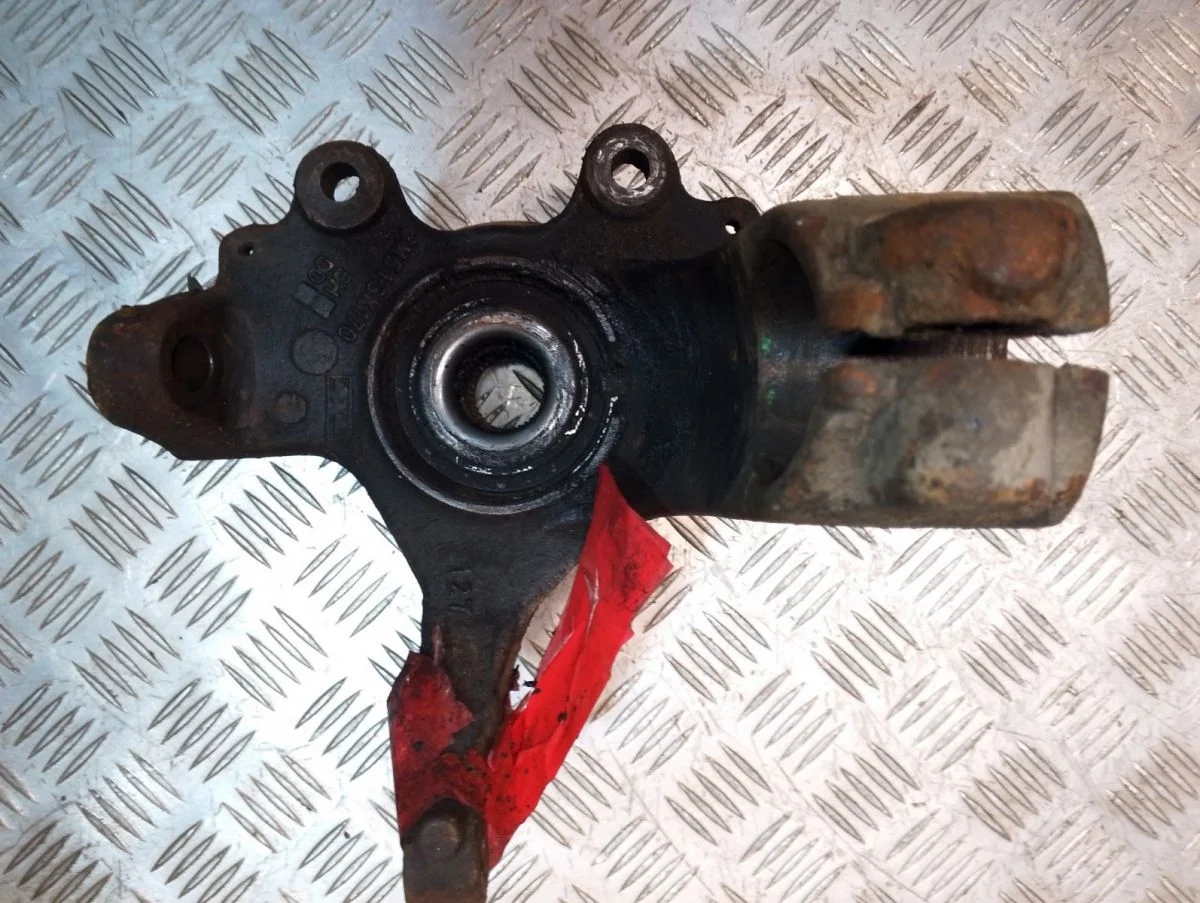 Поворотный кулак передний правый Ford Focus II