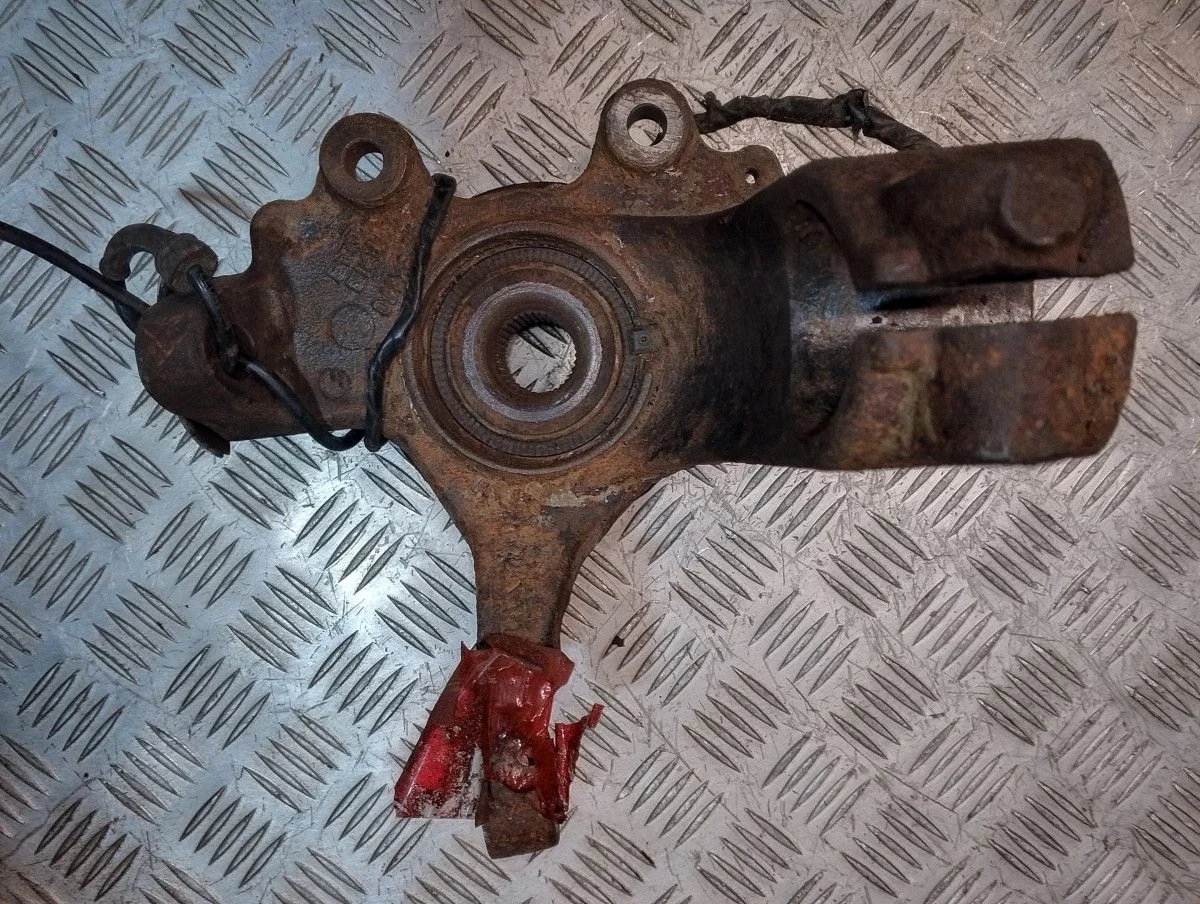 Поворотный кулак передний правый Ford Focus II