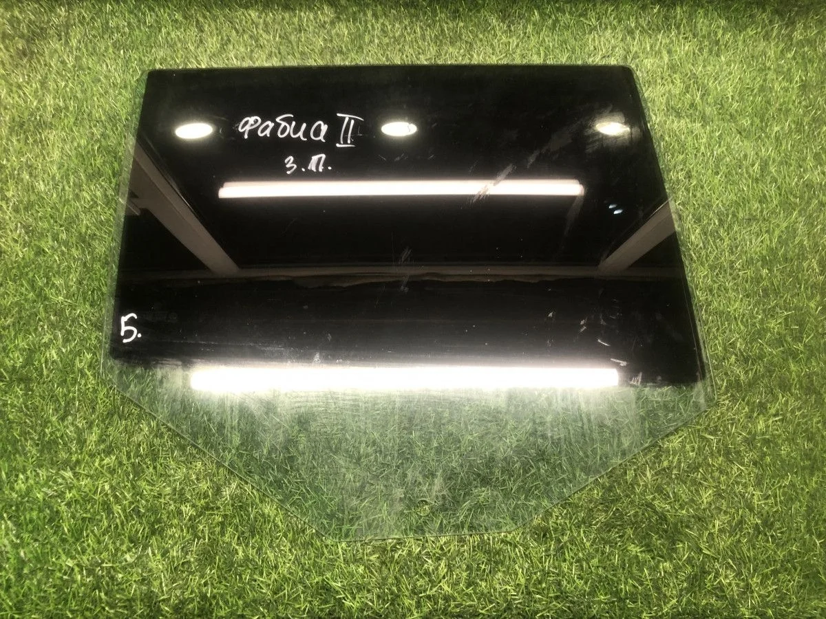 Стекло задней правой двери Skoda Fabia II