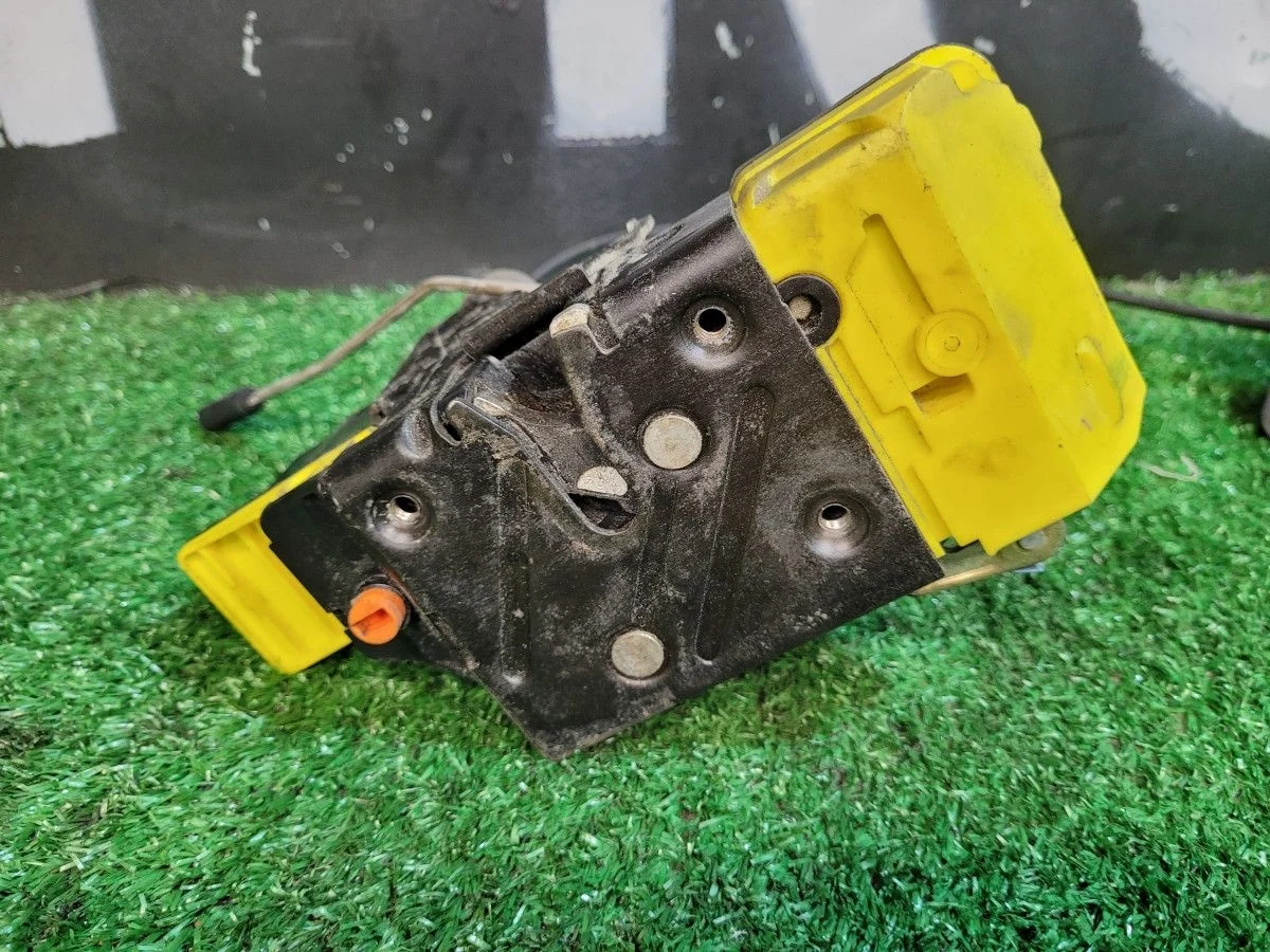 Замок двери задней правой Volvo S80