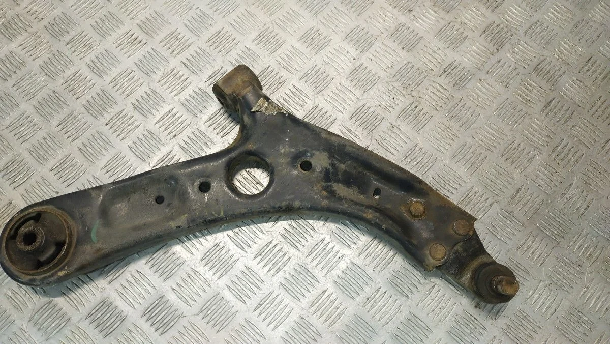 Рычаг подвески Kia Ceed передний правый