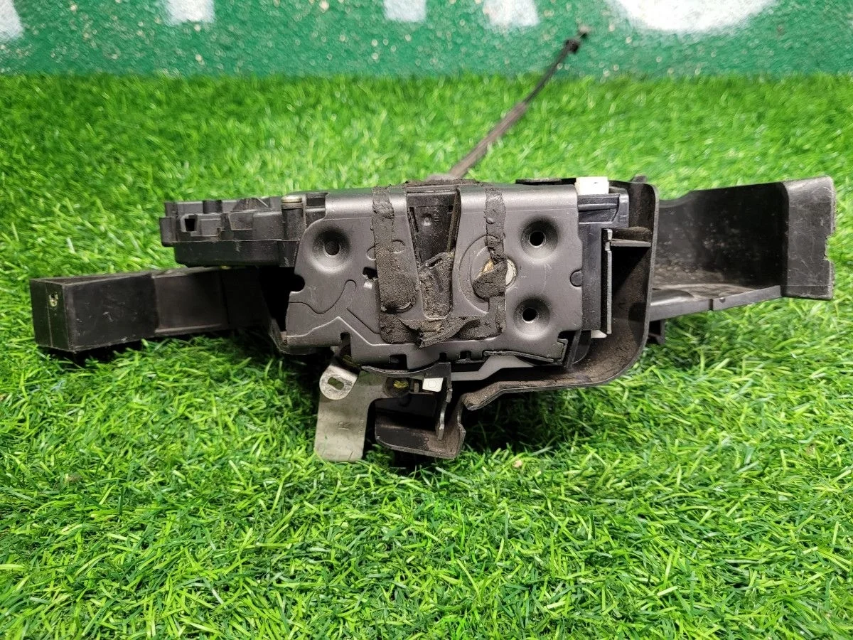 Замок двери задней правой на Ford Focus 2