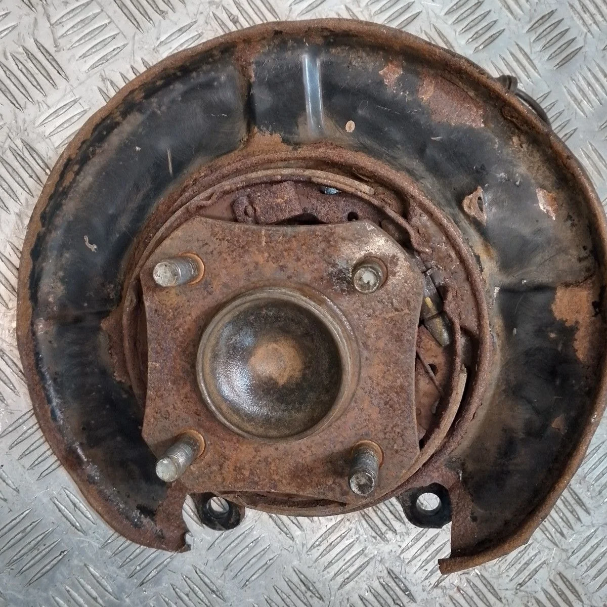 Поворотный кулак задний левый Nissan Tiida