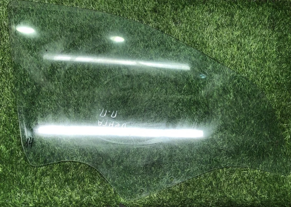 Стекло передней правой двери Renault Logan