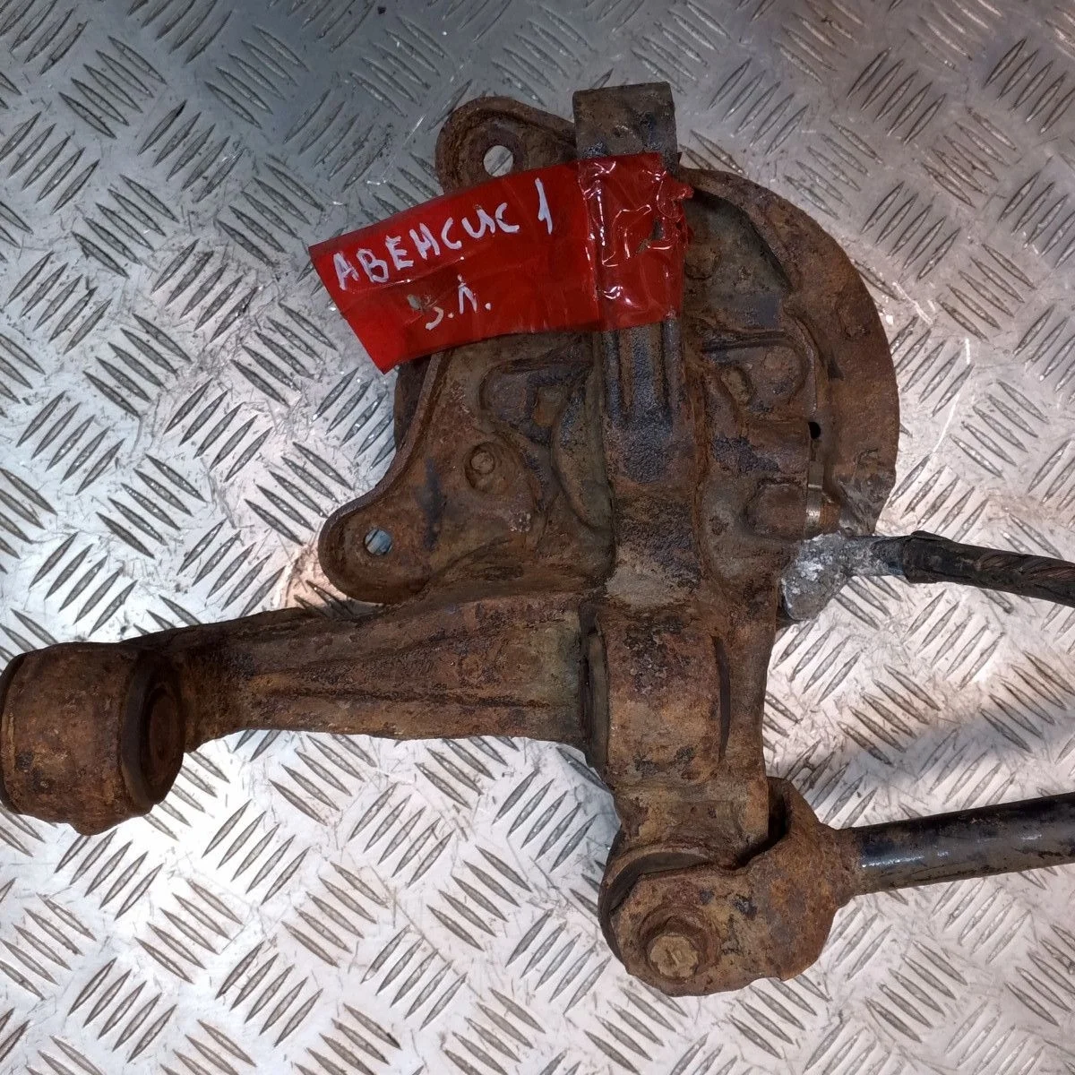 Кулак поворотный задний левый Toyota Avensis I