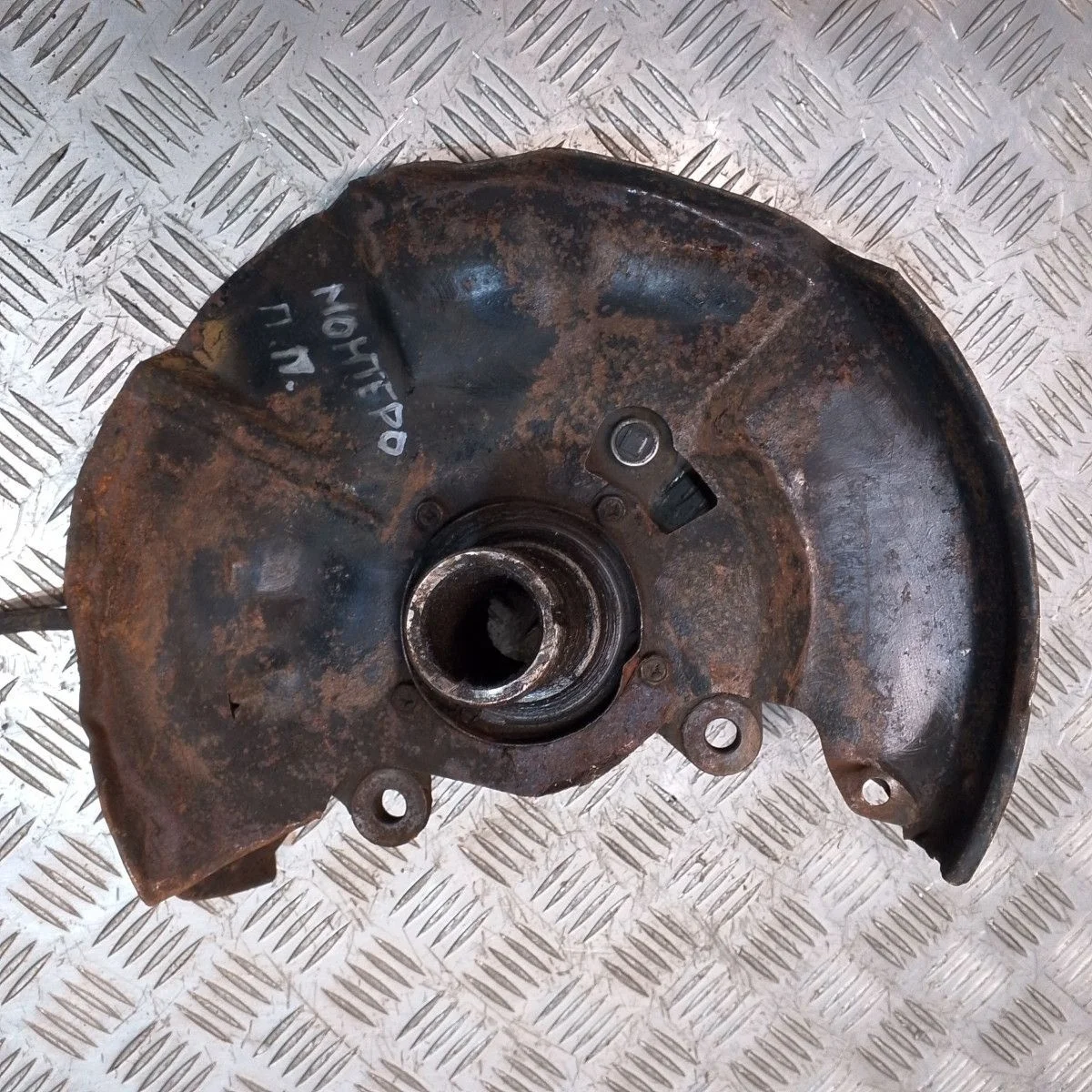 Кулак поворотный П.П Mitsubishi Montero