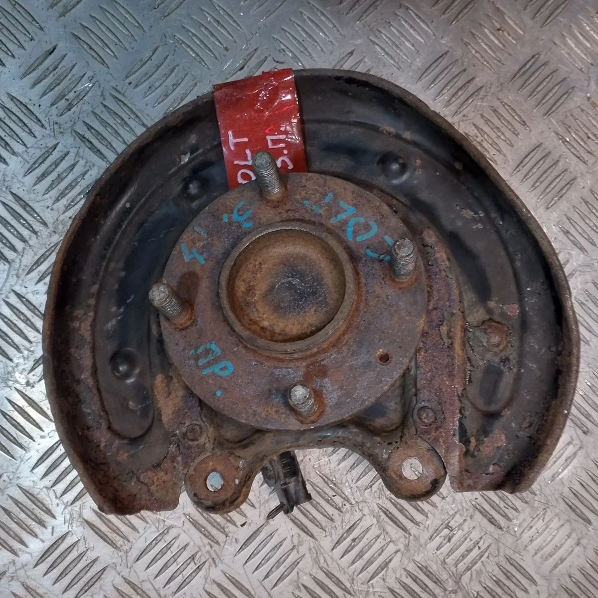 Кулак поворотный задний правый Mitsubishi Colt