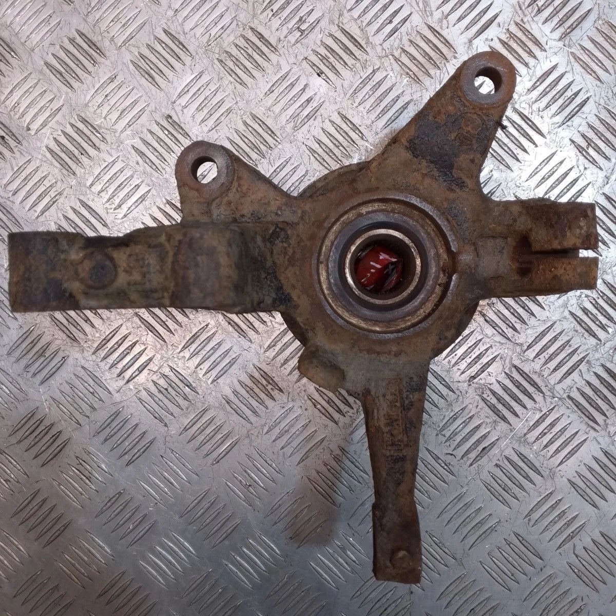 Кулак передний левый Mazda CX-VII