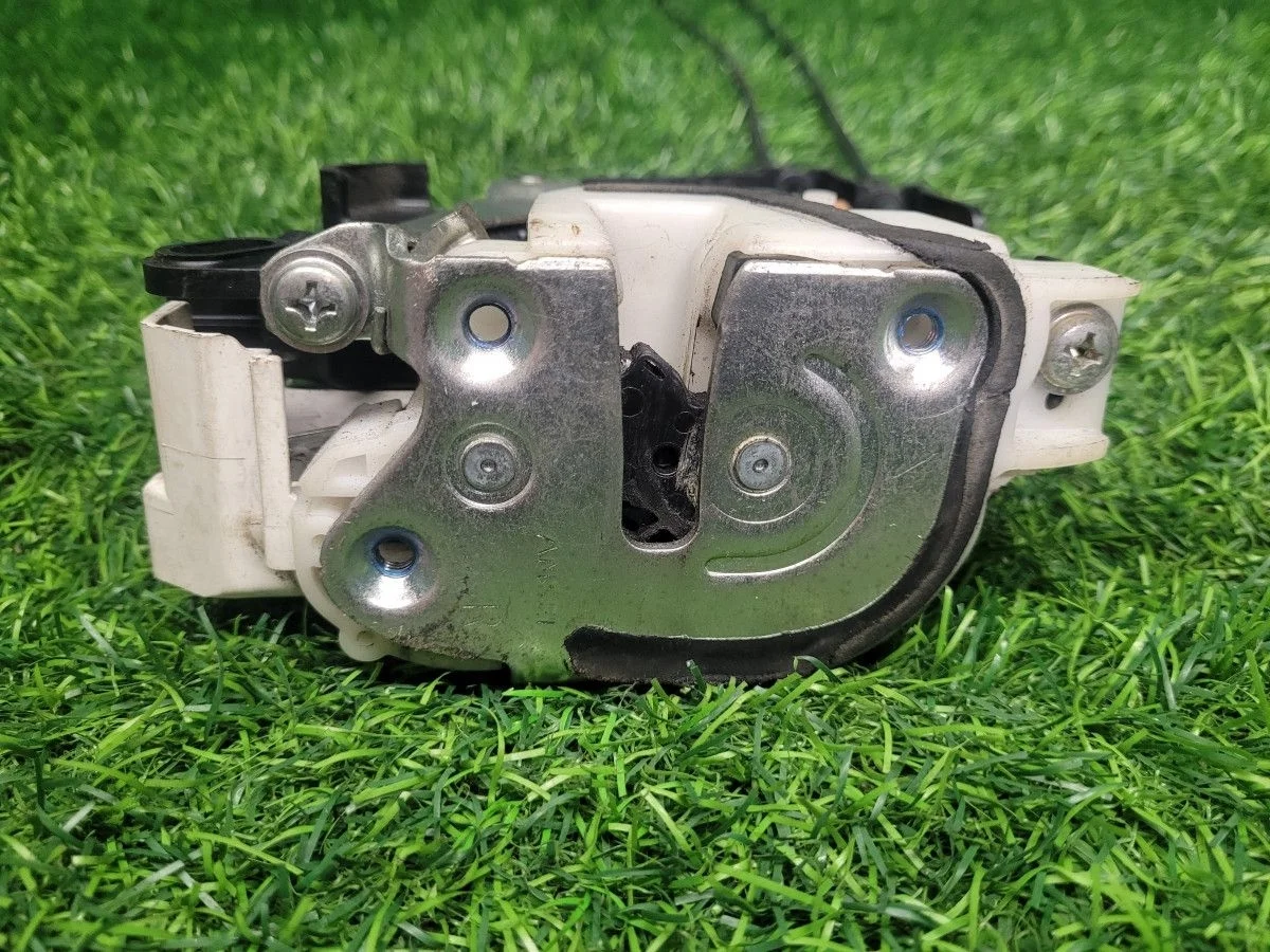 Замок двери задней правой на Outlander XL