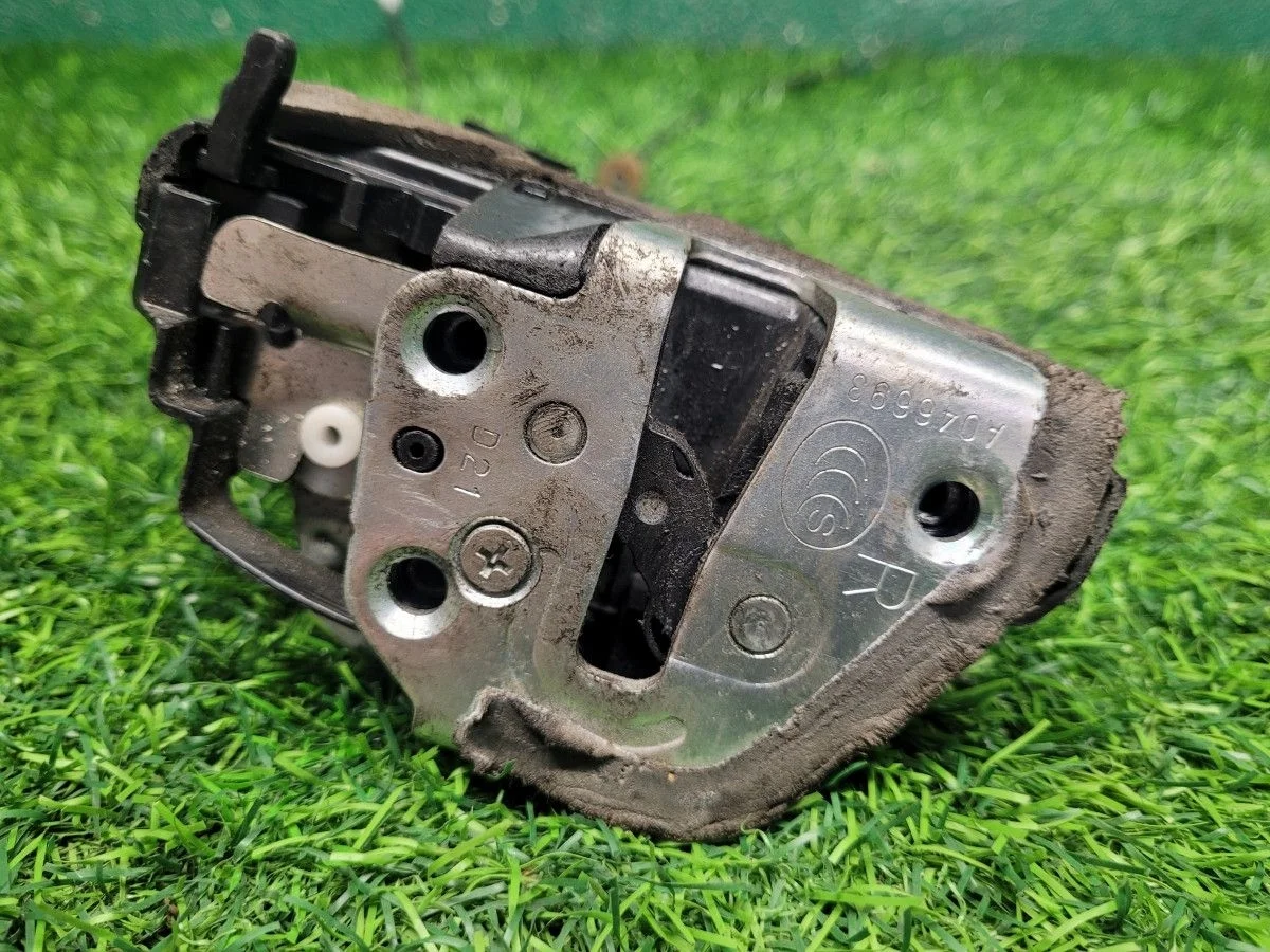 Замок двери задней правой на Toyota Corolla E150