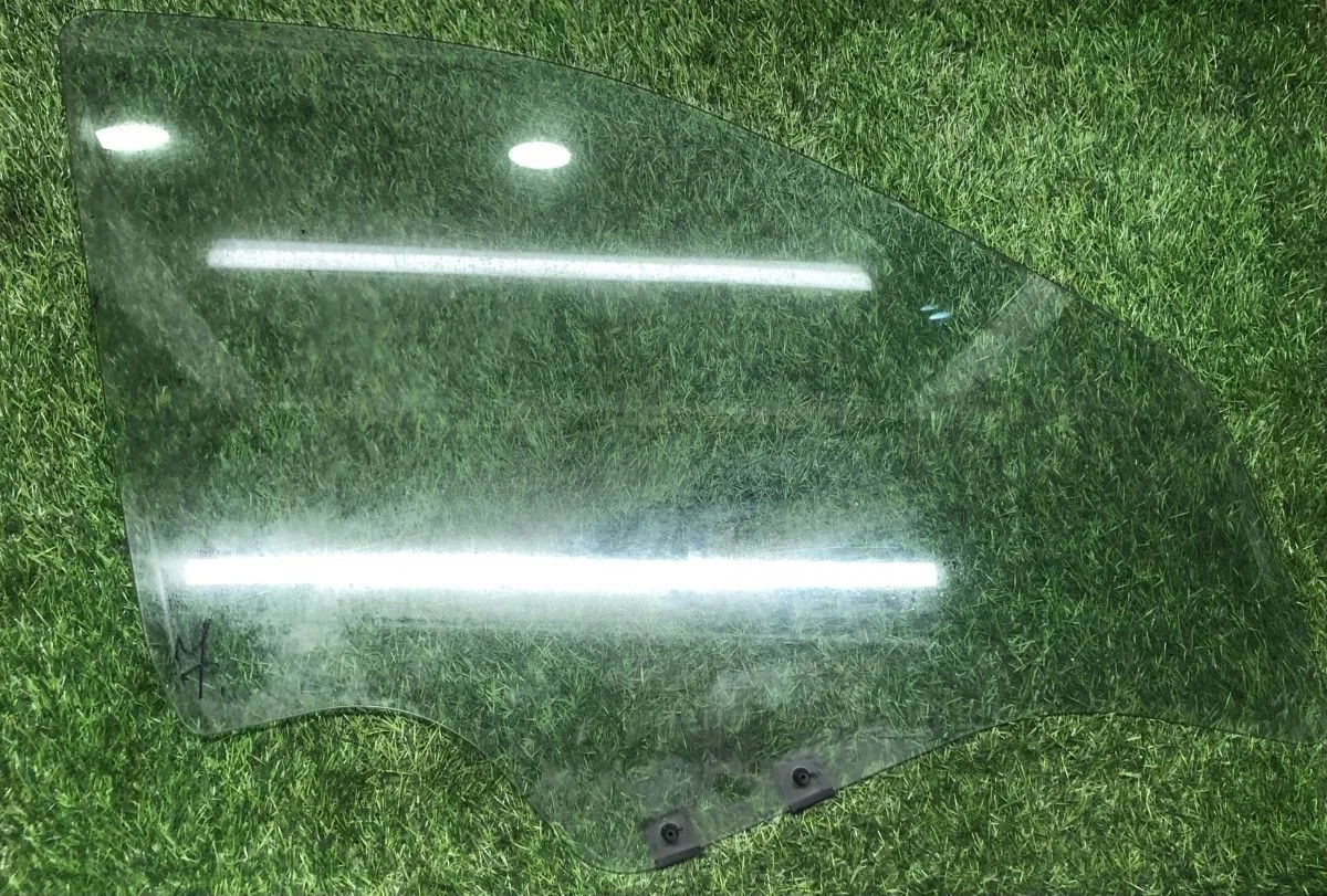 Стекло передней правой двери Renault Logan   