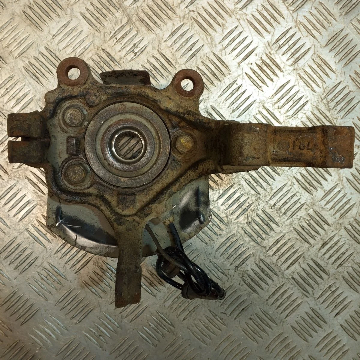 Поворотный кулак передний правый Nissan Tiida