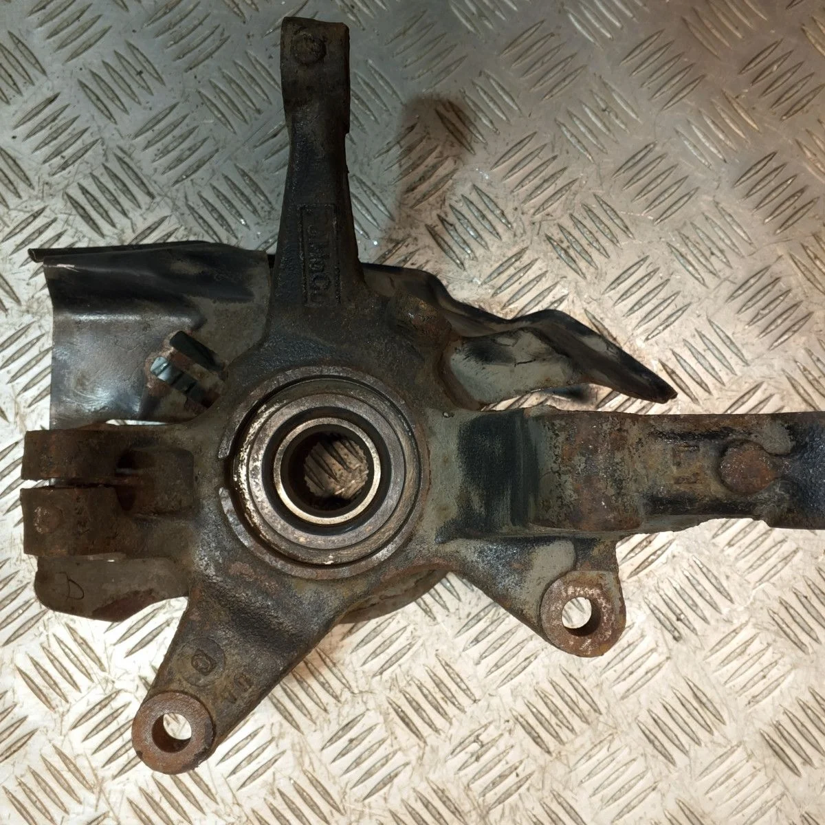 Кулак передний левый Mazda CX-VII