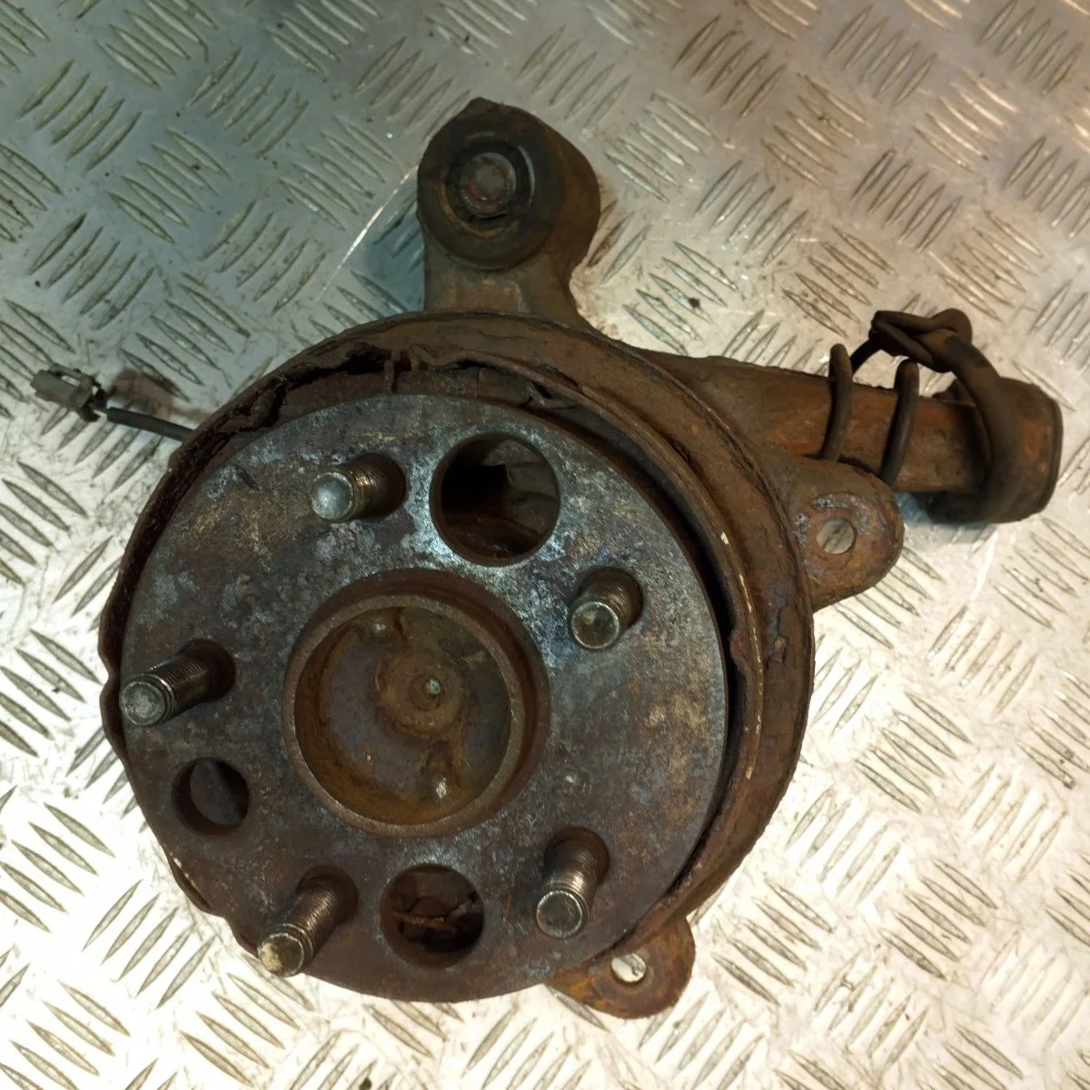 Поворотный кулак задний правый Toyota avensis II