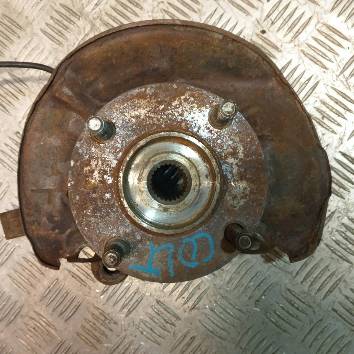 Кулак поворотный передний левый Mitsubishi Colt