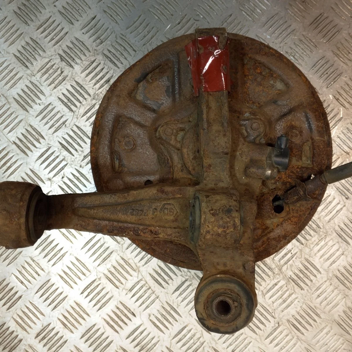 Кулак поворотный задний левый Toyota Avensis I