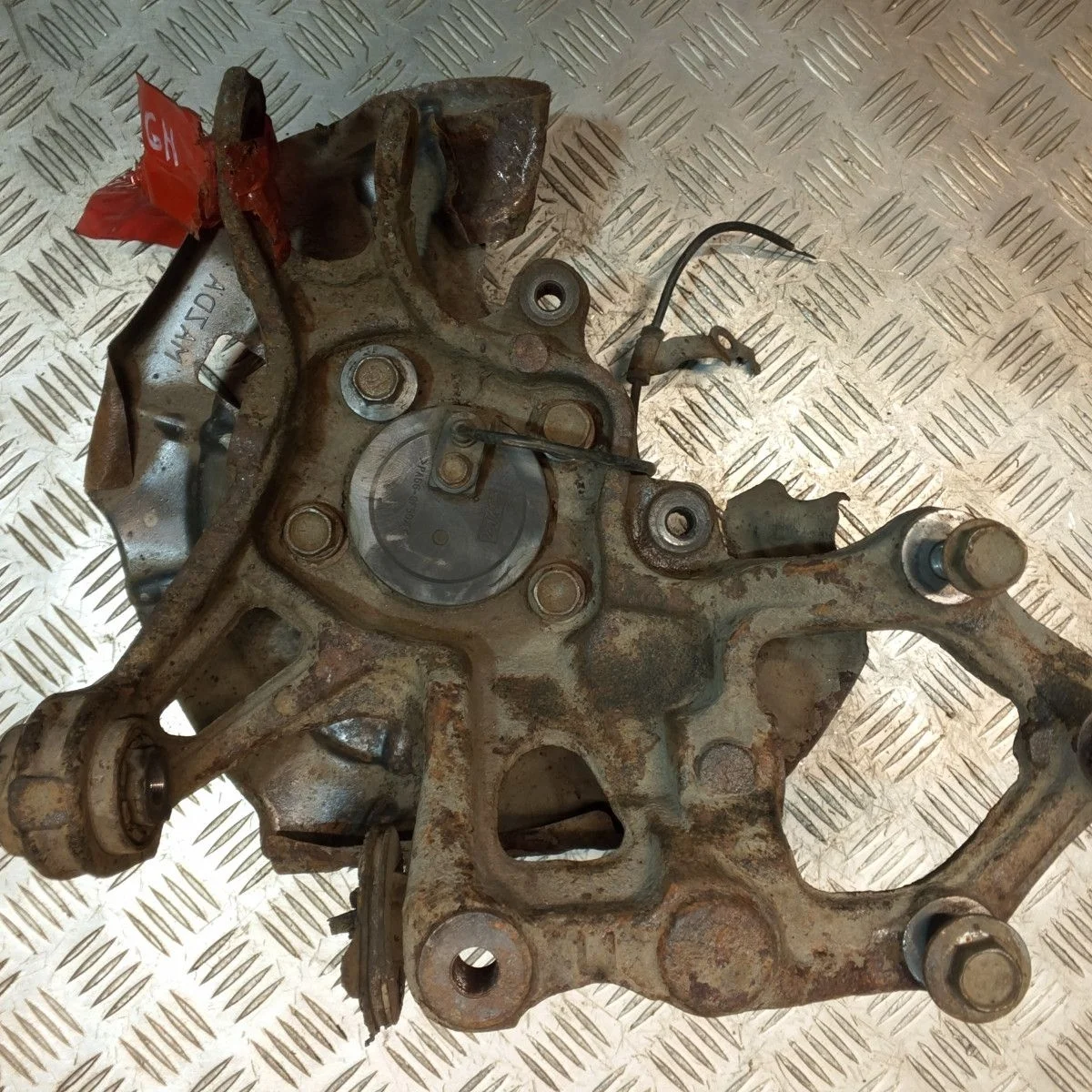 Кулак задний левый Mazda VI-GH