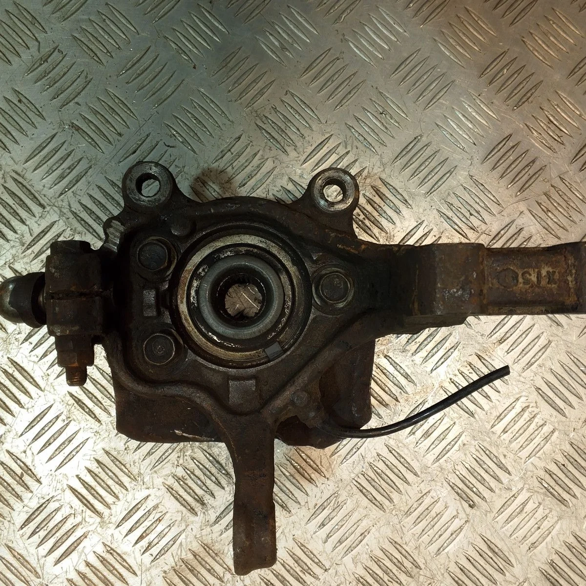 Поворотный кулак передний правый Nissan Tiida