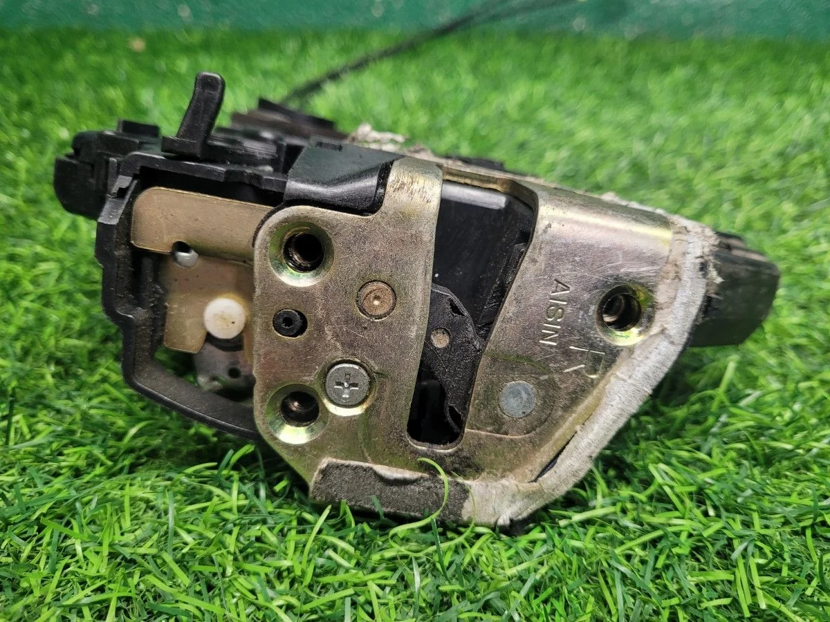 Замок двери задней правой на Toyota RAV 4 30