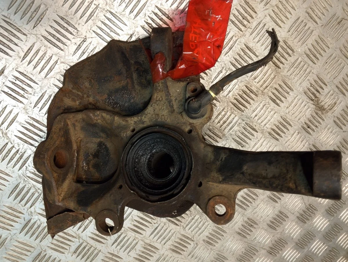 Кулак поворотный передний левый Mitsubishi Montero