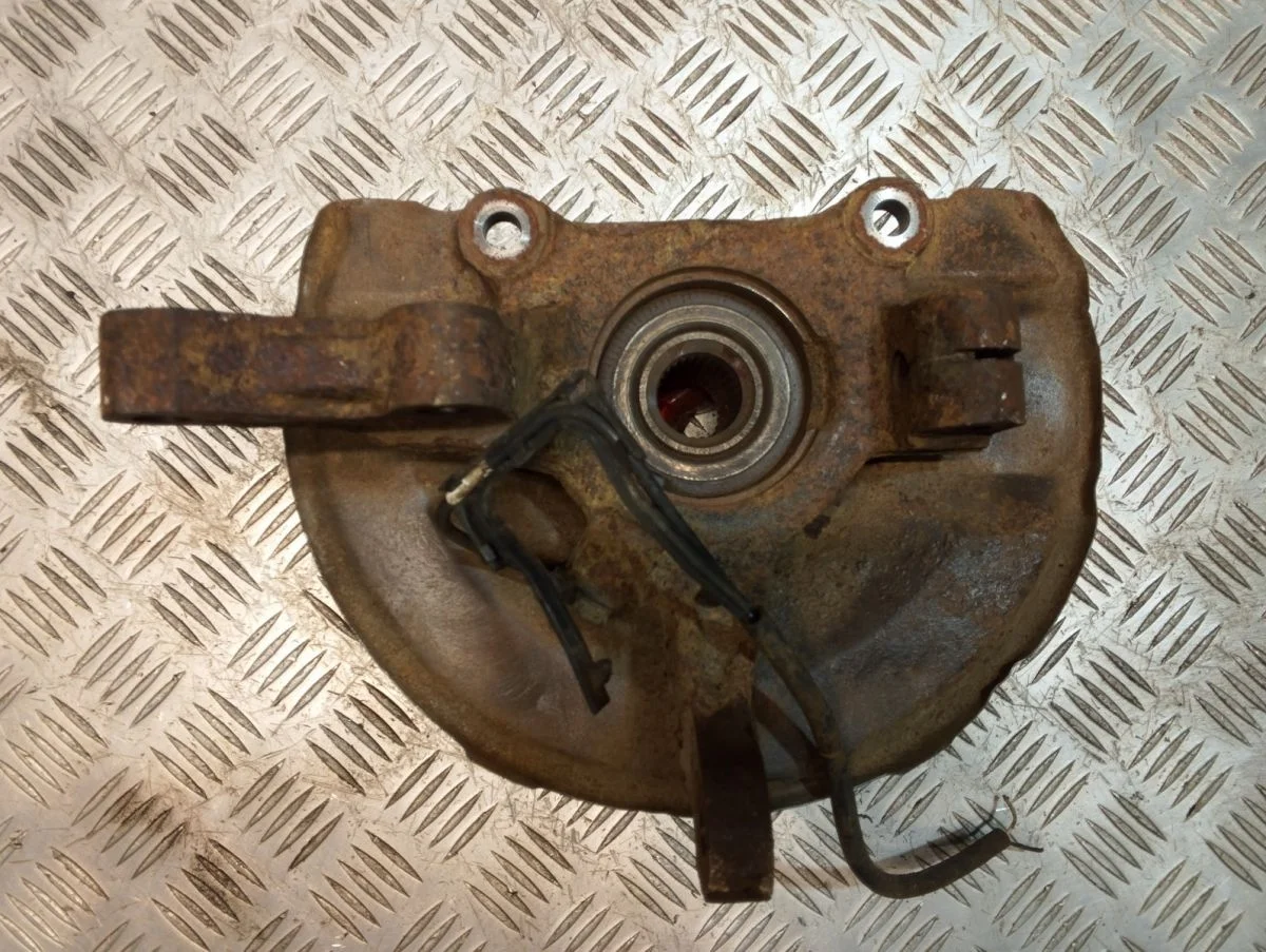 Поворотный кулак передний левый Mitsubishi Outland