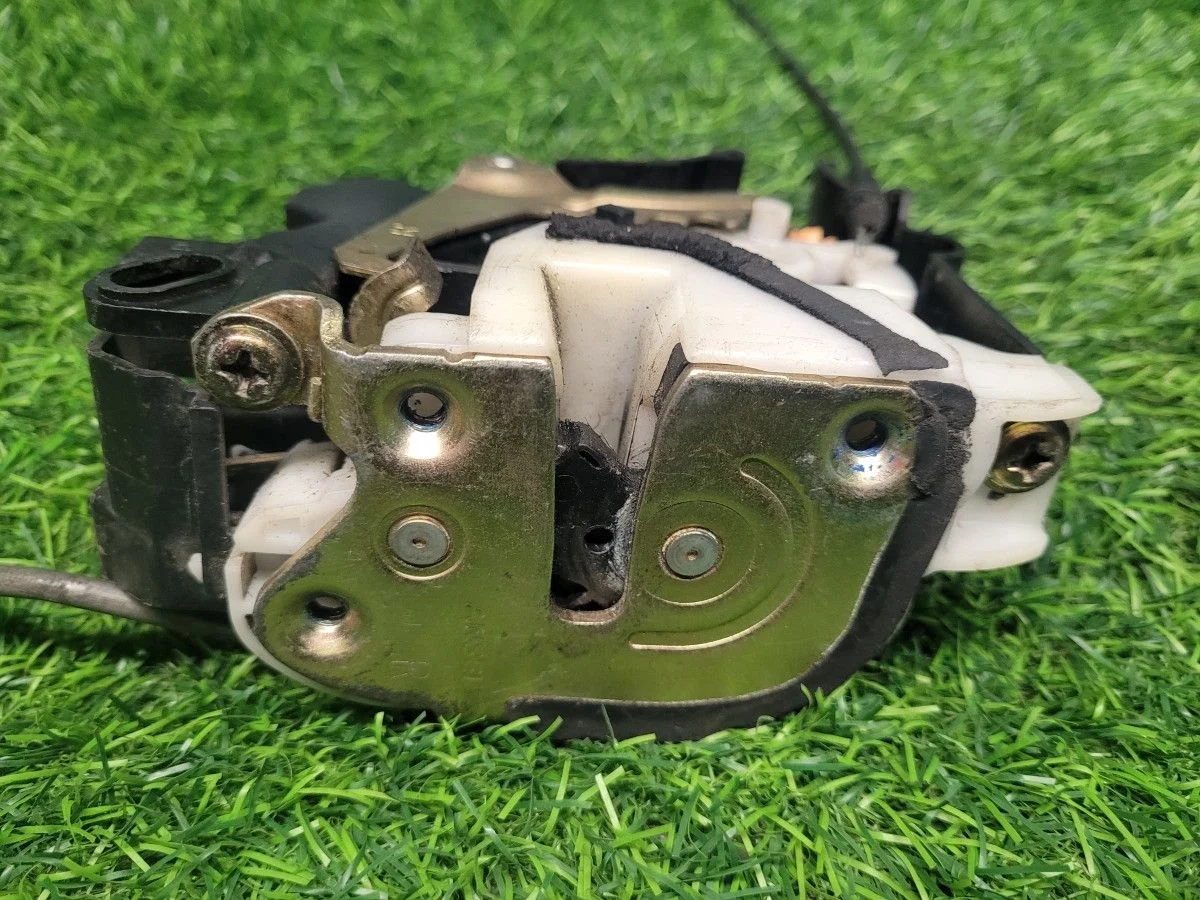 Замок двери передней правой на Lancer 9 ANSEI