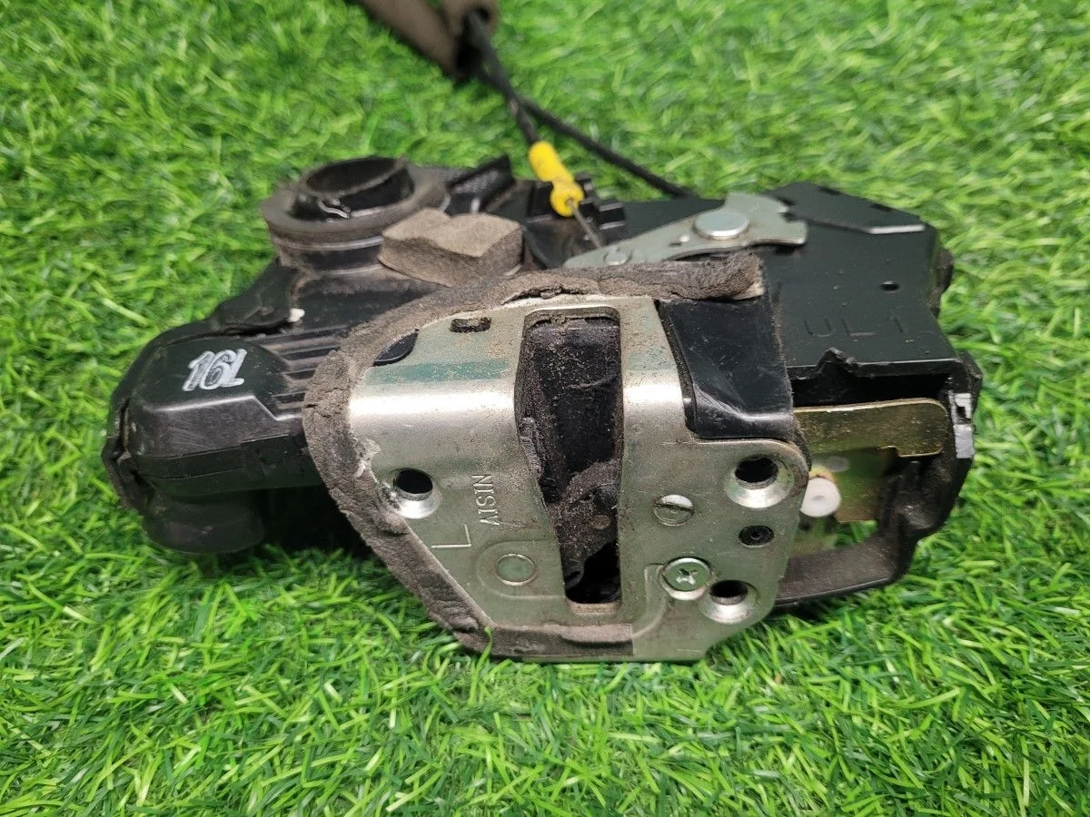 Замок двери передней левой на Toyota Corolla E150