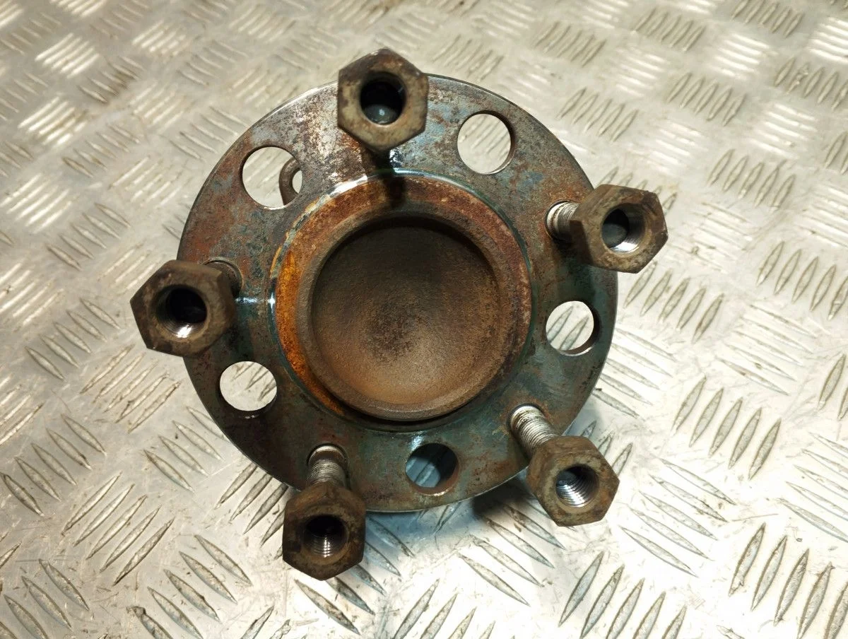 Кулак поворотный задний правый Lexus L10