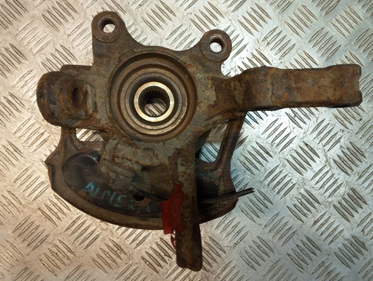 Кулак поворотный передний правый Nissan Almera