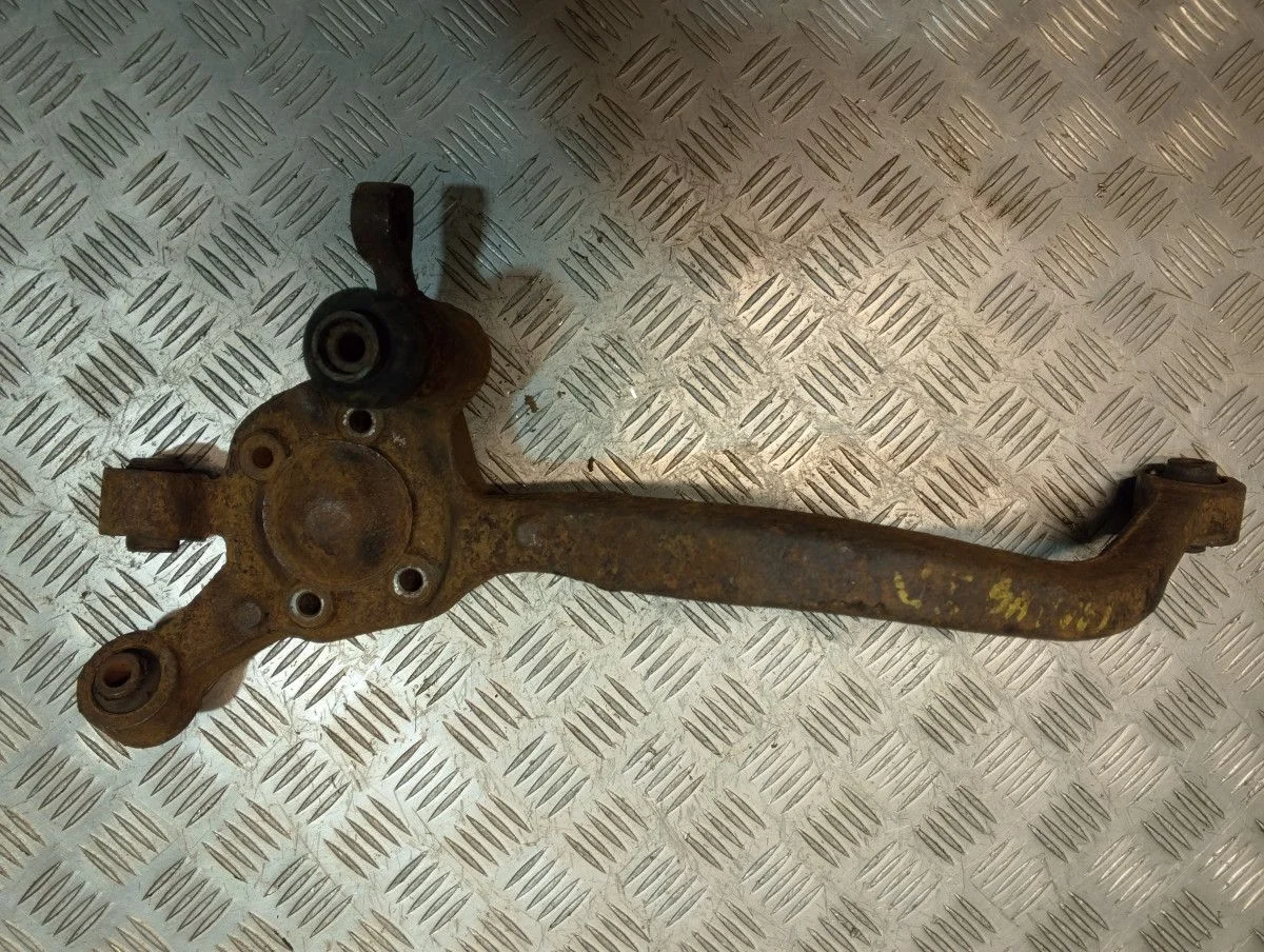 Поворотный кулак задний левый Mitsubishi Galant