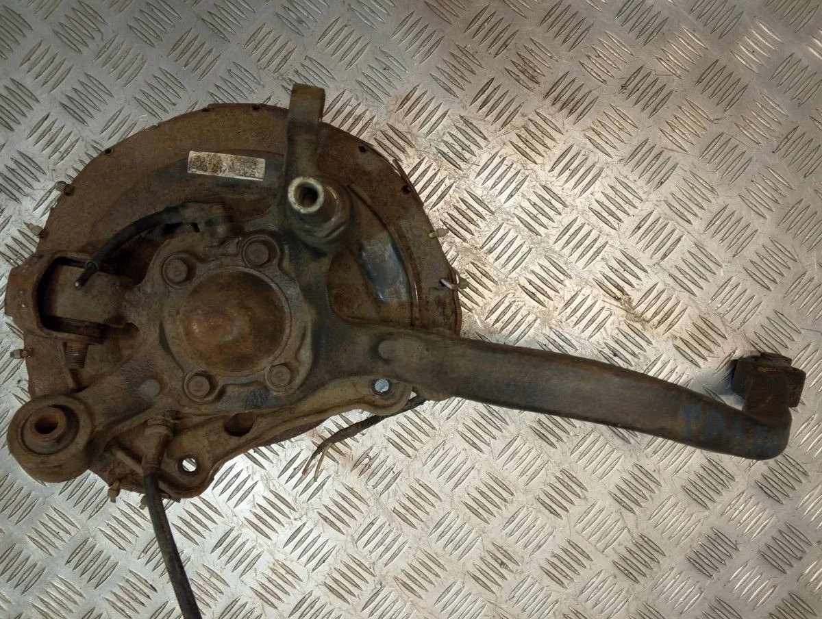 Поворотный кулак задний левый Mitsubishi Galant